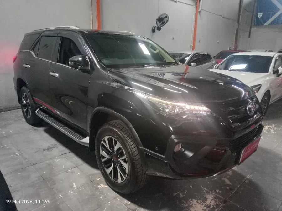 Foto Mobil Bekas Kanan Depan Toyota Fortuner 2.4 4X2 VRZ tahun 2018