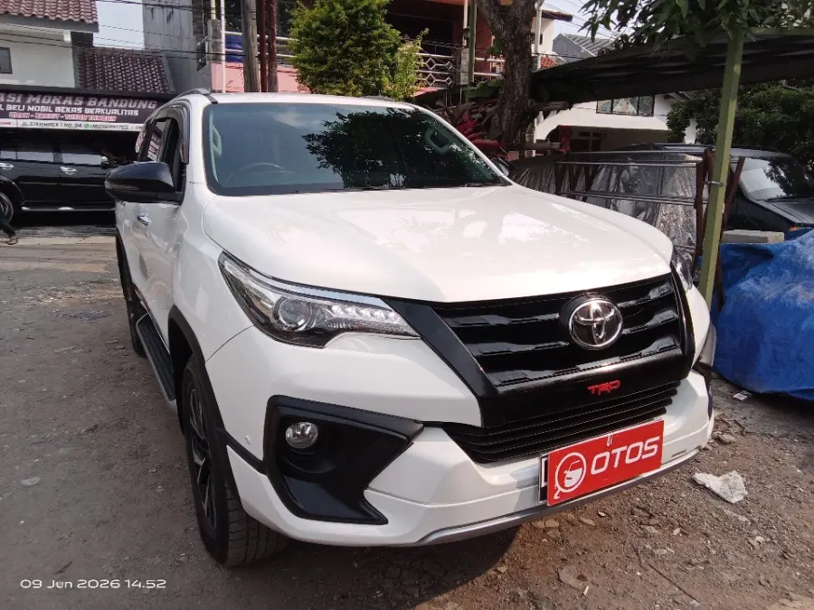 Foto Mobil Bekas Kanan Depan Toyota Fortuner 2.4 4X2 VRZ tahun 2018