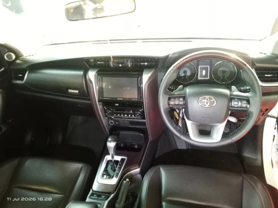 Foto Mobil Bekas Dashboard Toyota Fortuner 2.4 4X2 VRZ tahun 2019