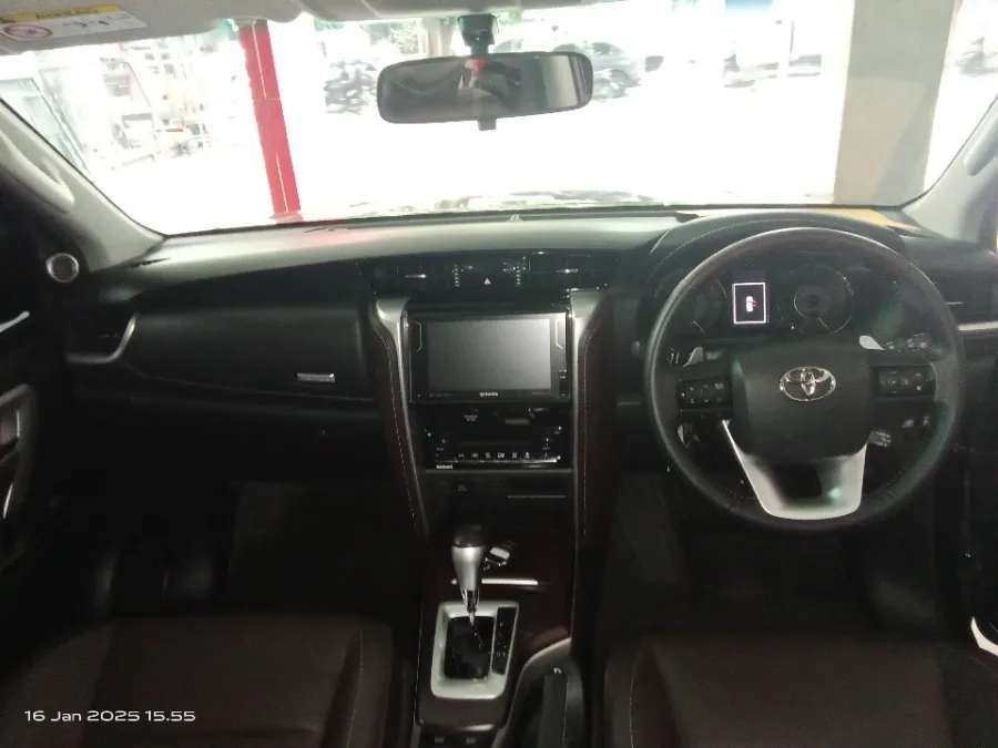 Foto Mobil Bekas Dashboard Toyota Fortuner 2.4 4X2 VRZ tahun 2019