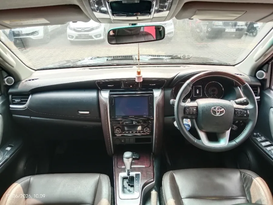 Foto Mobil Bekas Dashboard Toyota Fortuner 2.4 4X2 VRZ tahun 2019