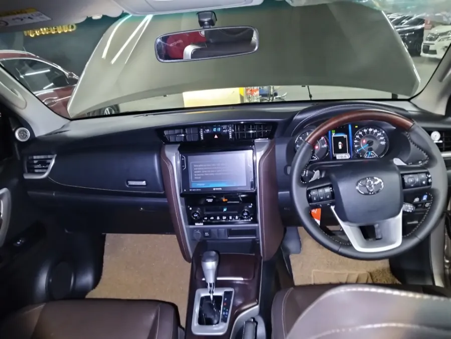 Foto Mobil Bekas Dashboard Toyota Fortuner 2.4 4X2 VRZ tahun 2019