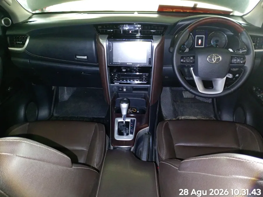 Foto Mobil Bekas Dashboard Toyota Fortuner 2.4 4X2 VRZ tahun 2019