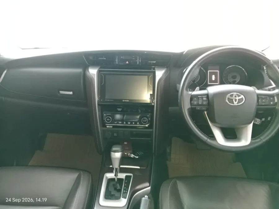Foto Mobil Bekas Dashboard Toyota Fortuner 2.4 4X2 VRZ tahun 2019
