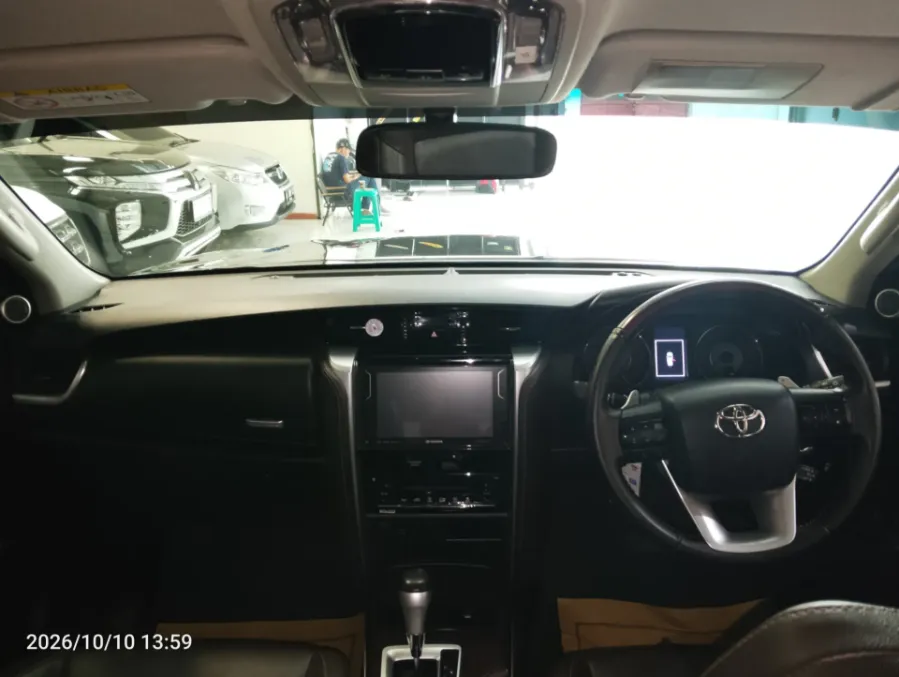 Foto Mobil Bekas Dashboard Toyota Fortuner 2.4 4X2 VRZ tahun 2019