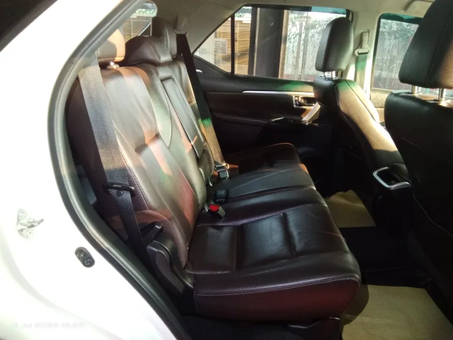 Foto Mobil Bekas Kabin Belakang Toyota Fortuner 2.4 4X2 VRZ tahun 2019