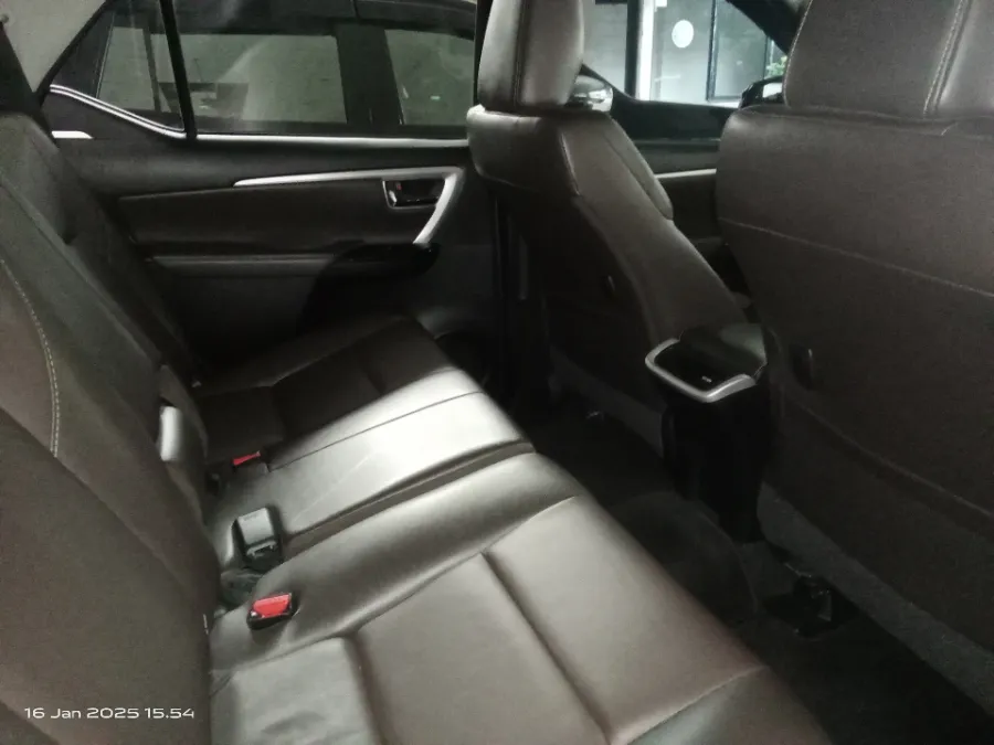 Foto Mobil Bekas Kabin Belakang Toyota Fortuner 2.4 4X2 VRZ tahun 2019