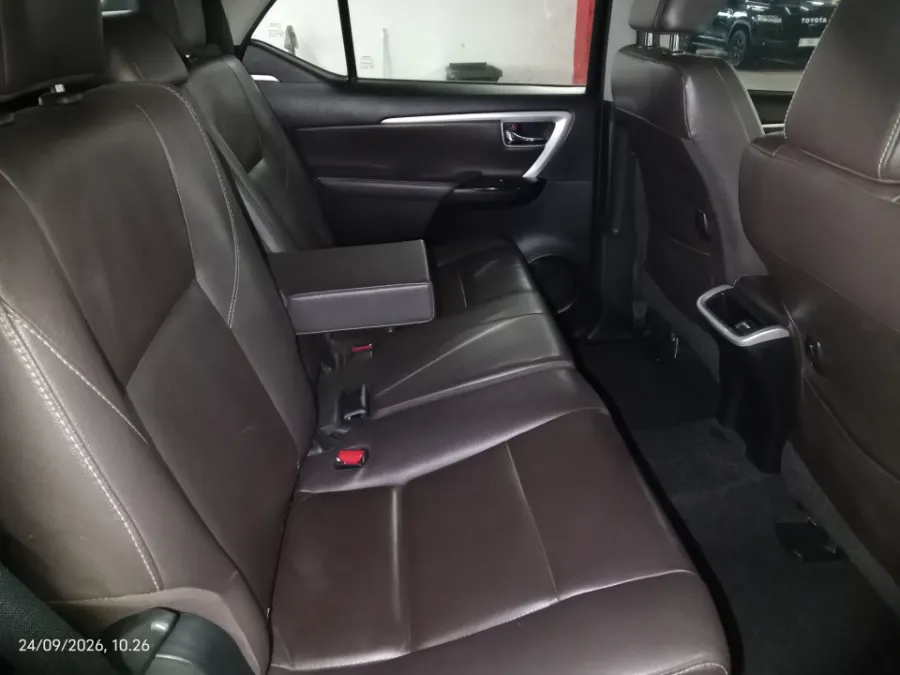 Foto Mobil Bekas Kabin Belakang Toyota Fortuner 2.4 4X2 VRZ tahun 2019