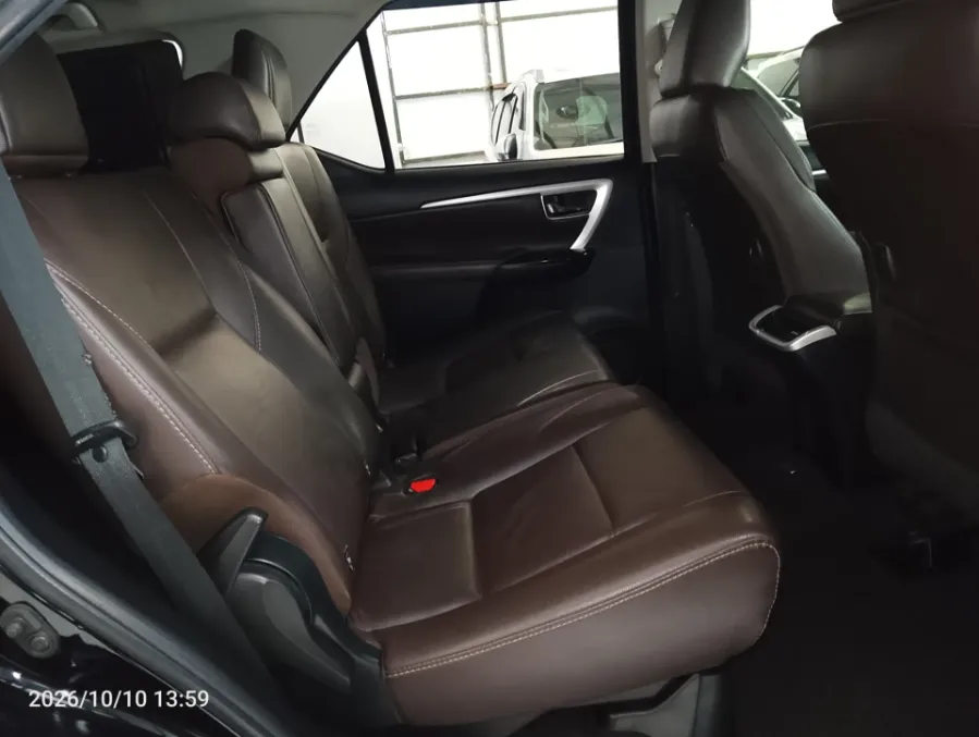 Foto Mobil Bekas Kabin Belakang Toyota Fortuner 2.4 4X2 VRZ tahun 2019