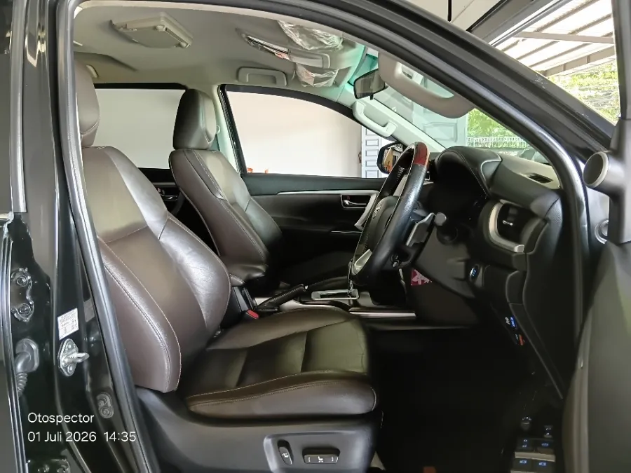 Foto Mobil Bekas Kabin Depan Toyota Fortuner 2.4 4X2 VRZ tahun 2019