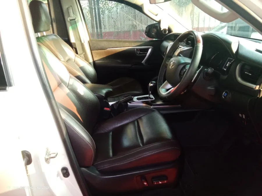 Foto Mobil Bekas Kabin Depan Toyota Fortuner 2.4 4X2 VRZ tahun 2019