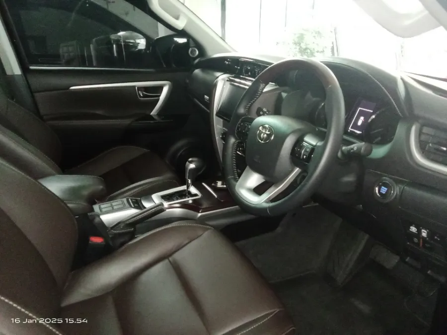 Foto Mobil Bekas Kabin Depan Toyota Fortuner 2.4 4X2 VRZ tahun 2019