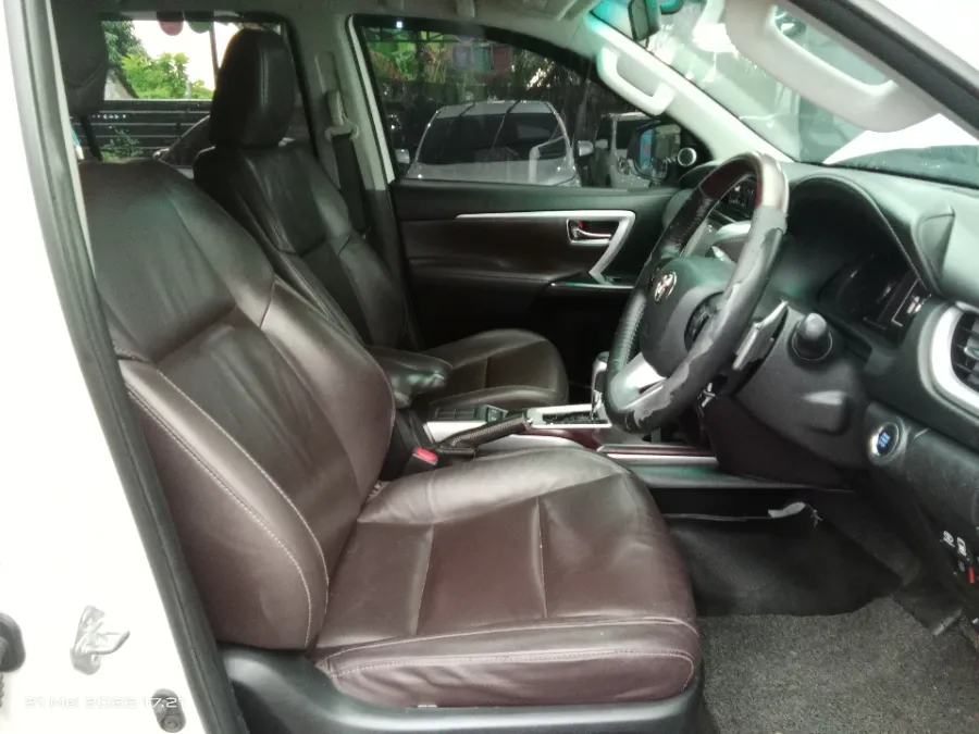Foto Mobil Bekas Kabin Depan Toyota Fortuner 2.4 4X2 VRZ tahun 2019