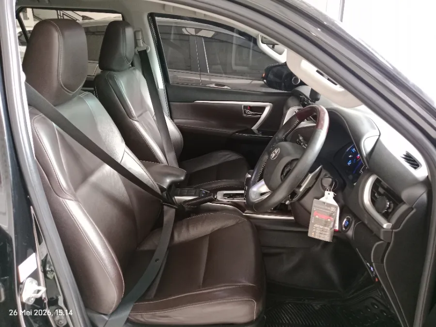Foto Mobil Bekas Kabin Depan Toyota Fortuner 2.4 4X2 VRZ tahun 2019