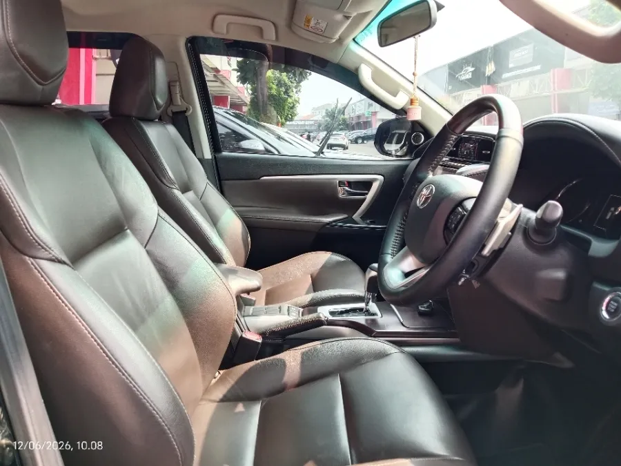 Foto Mobil Bekas Kabin Depan Toyota Fortuner 2.4 4X2 VRZ tahun 2019