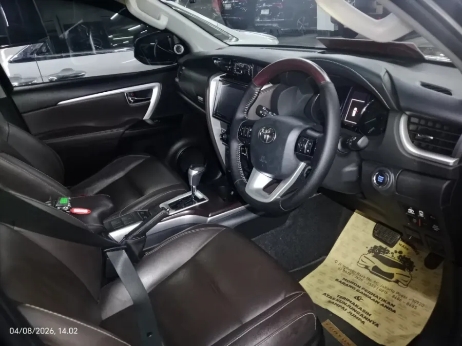 Foto Mobil Bekas Kabin Depan Toyota Fortuner 2.4 4X2 VRZ tahun 2019