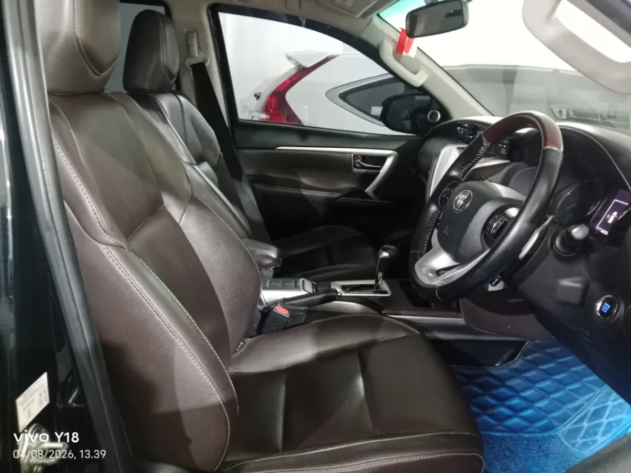 Foto Mobil Bekas Kabin Depan Toyota Fortuner 2.4 4X2 VRZ tahun 2019
