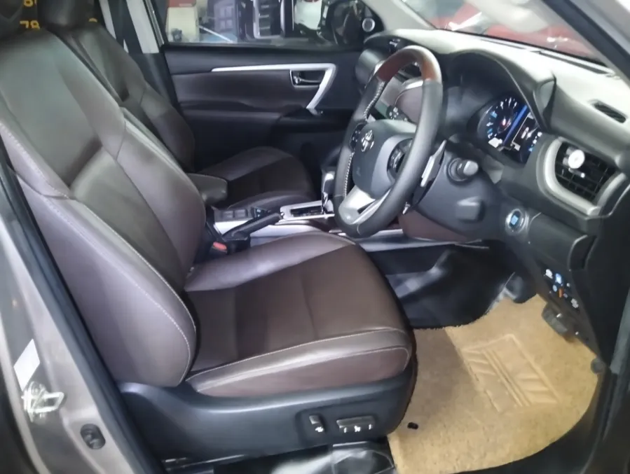 Foto Mobil Bekas Kabin Depan Toyota Fortuner 2.4 4X2 VRZ tahun 2019