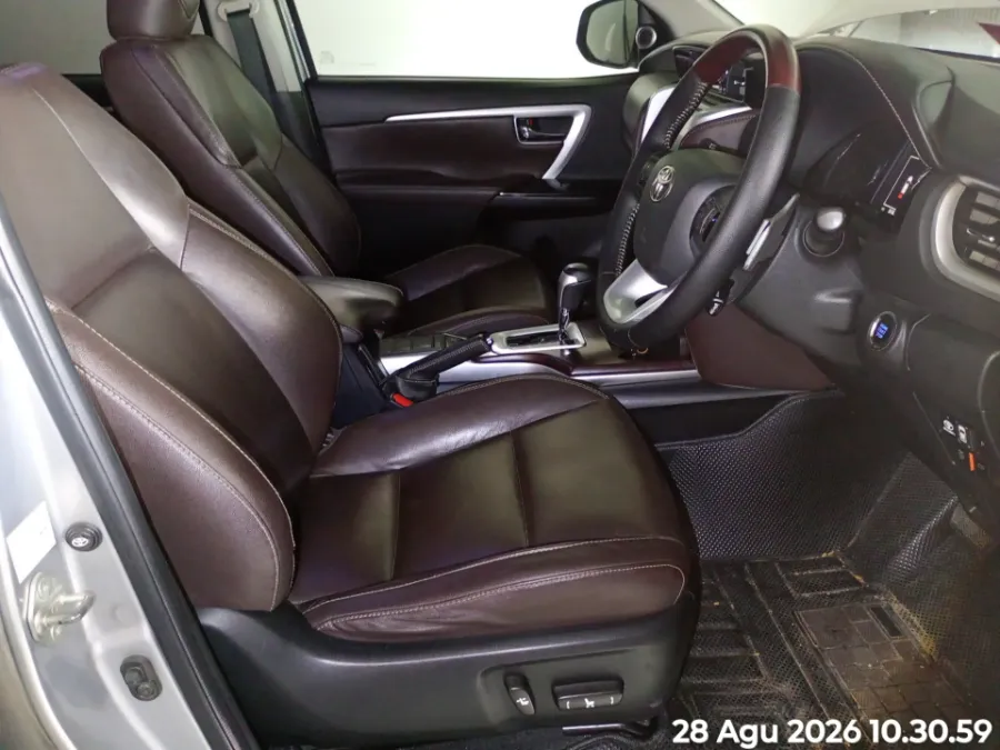 Foto Mobil Bekas Kabin Depan Toyota Fortuner 2.4 4X2 VRZ tahun 2019