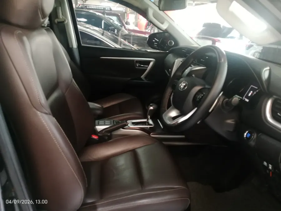 Foto Mobil Bekas Kabin Depan Toyota Fortuner 2.4 4X2 VRZ tahun 2019