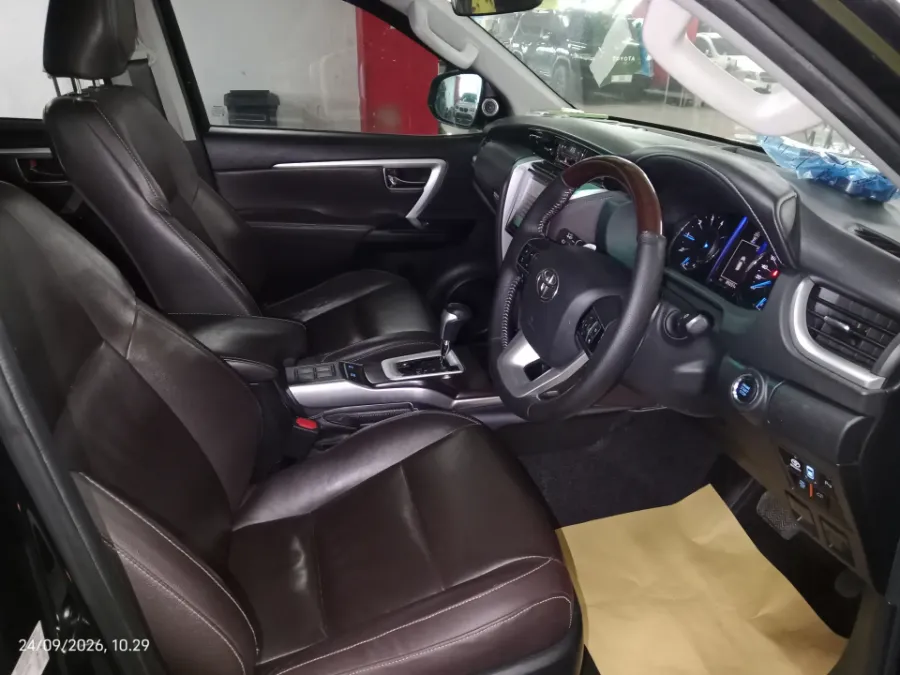 Foto Mobil Bekas Kabin Depan Toyota Fortuner 2.4 4X2 VRZ tahun 2019