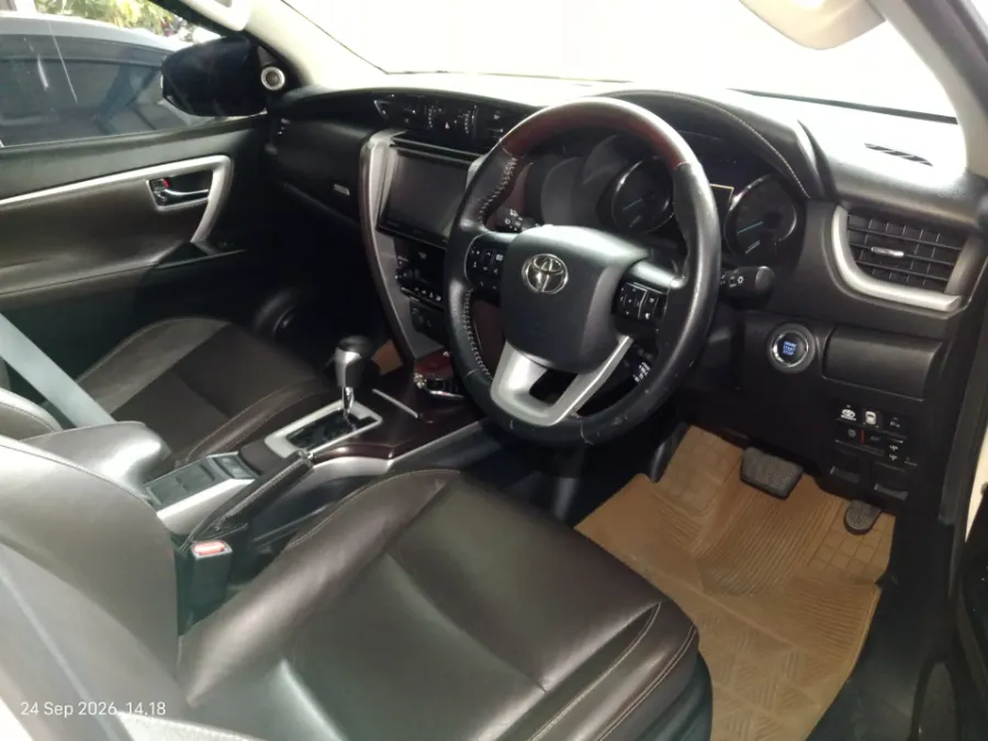 Foto Mobil Bekas Kabin Depan Toyota Fortuner 2.4 4X2 VRZ tahun 2019