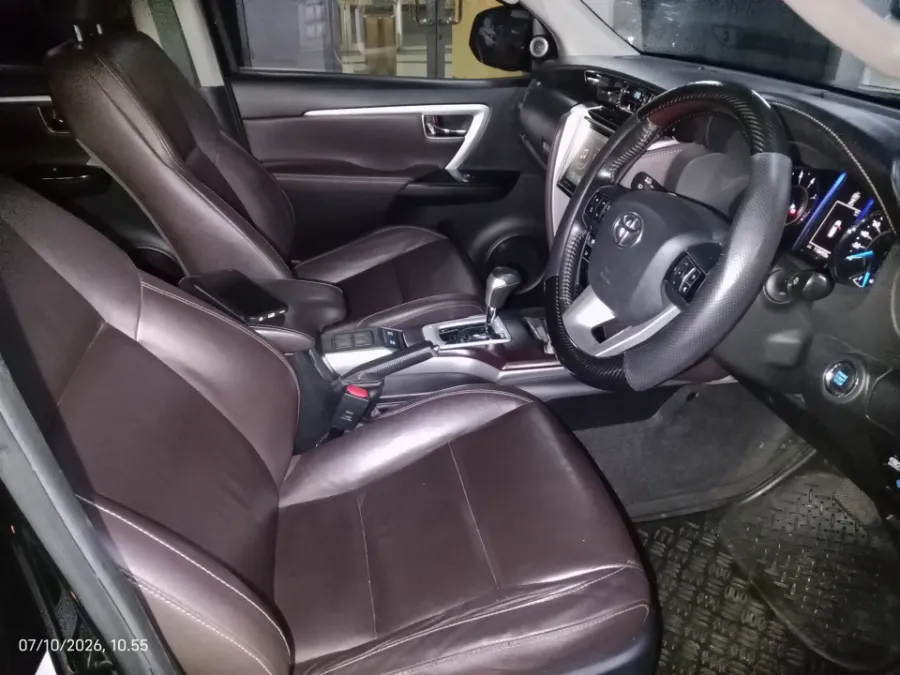 Foto Mobil Bekas Kabin Depan Toyota Fortuner 2.4 4X2 VRZ tahun 2019