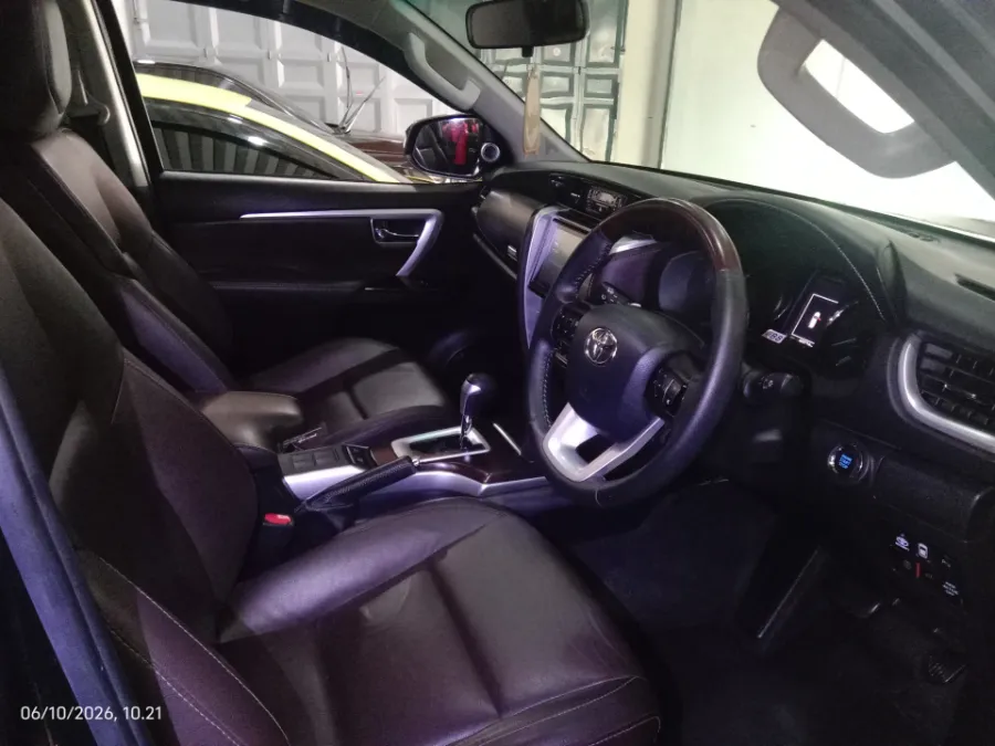Foto Mobil Bekas Kabin Depan Toyota Fortuner 2.4 4X2 VRZ tahun 2019