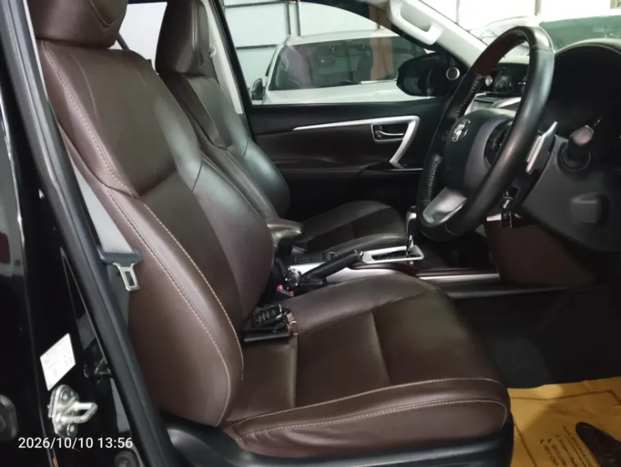 Foto Mobil Bekas Kabin Depan Toyota Fortuner 2.4 4X2 VRZ tahun 2019