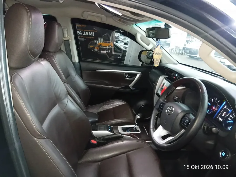Foto Mobil Bekas Kabin Depan Toyota Fortuner 2.4 4X2 VRZ tahun 2019