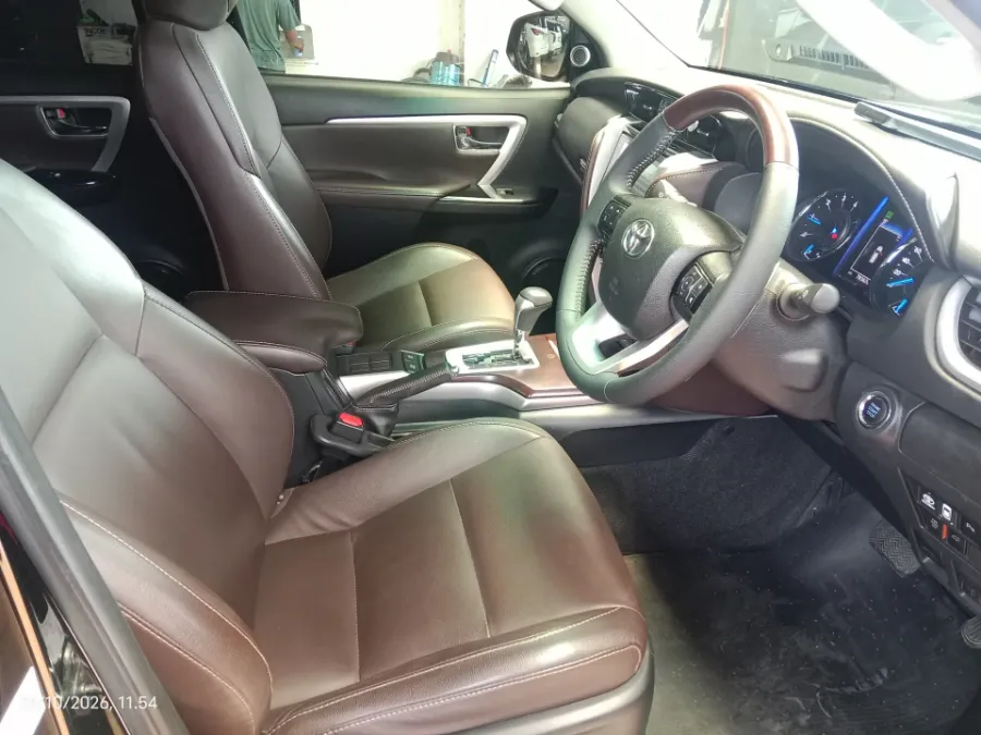 Foto Mobil Bekas Kabin Depan Toyota Fortuner 2.4 4X2 VRZ tahun 2019