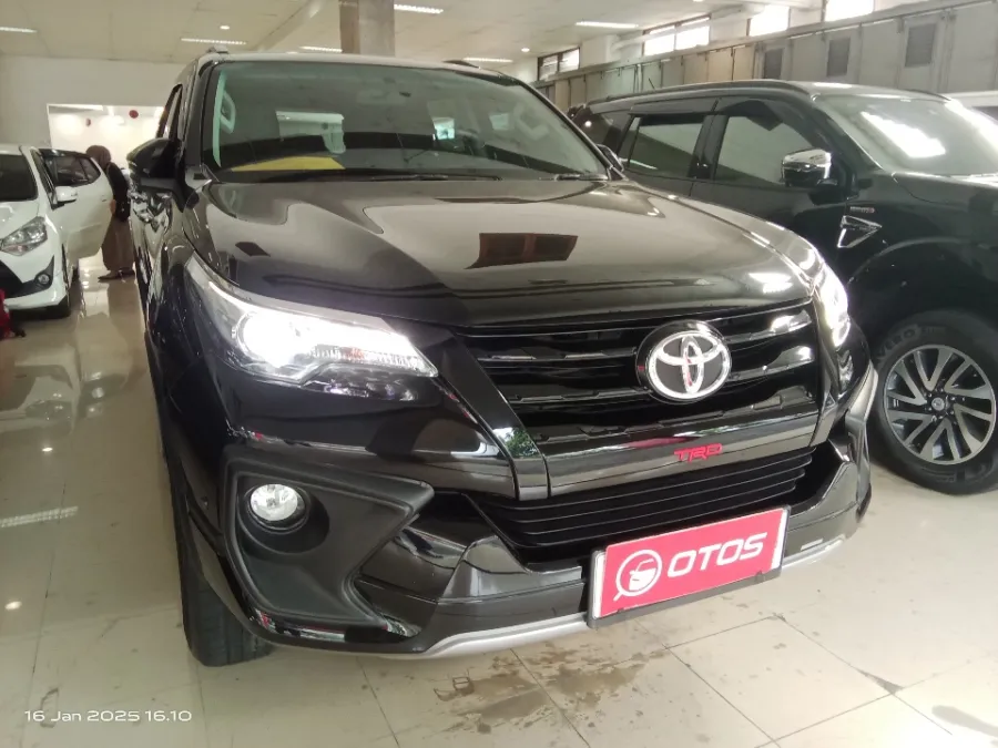 Foto Mobil Bekas Kanan Depan Toyota Fortuner 2.4 4X2 VRZ tahun 2019