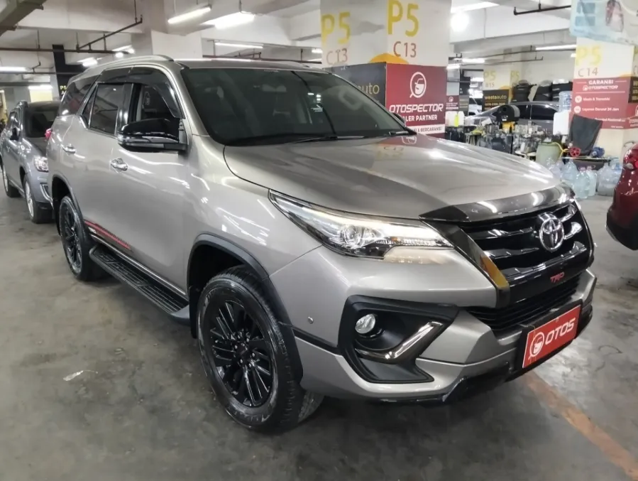Foto Mobil Bekas Kanan Depan Toyota Fortuner 2.4 4X2 VRZ tahun 2019