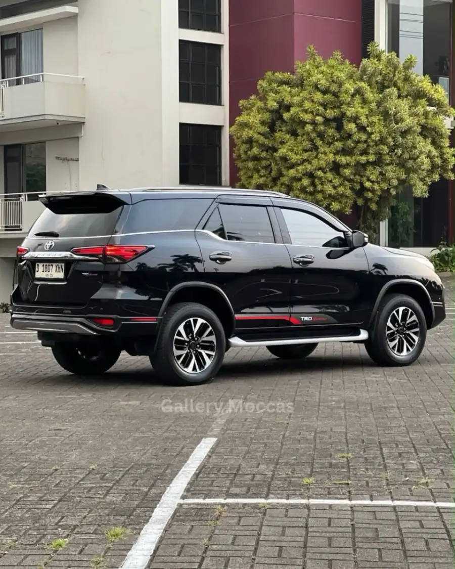 Foto Mobil Bekas Kanan Depan Toyota Fortuner 2.4 4X2 VRZ tahun 2019