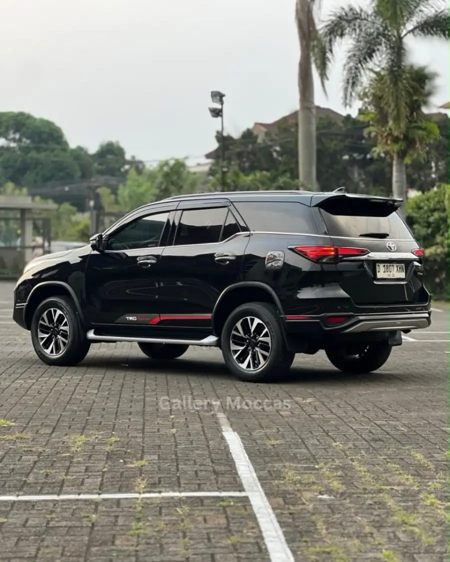 Foto Mobil Bekas Kiri Belakang Toyota Fortuner 2.4 4X2 VRZ tahun 2019