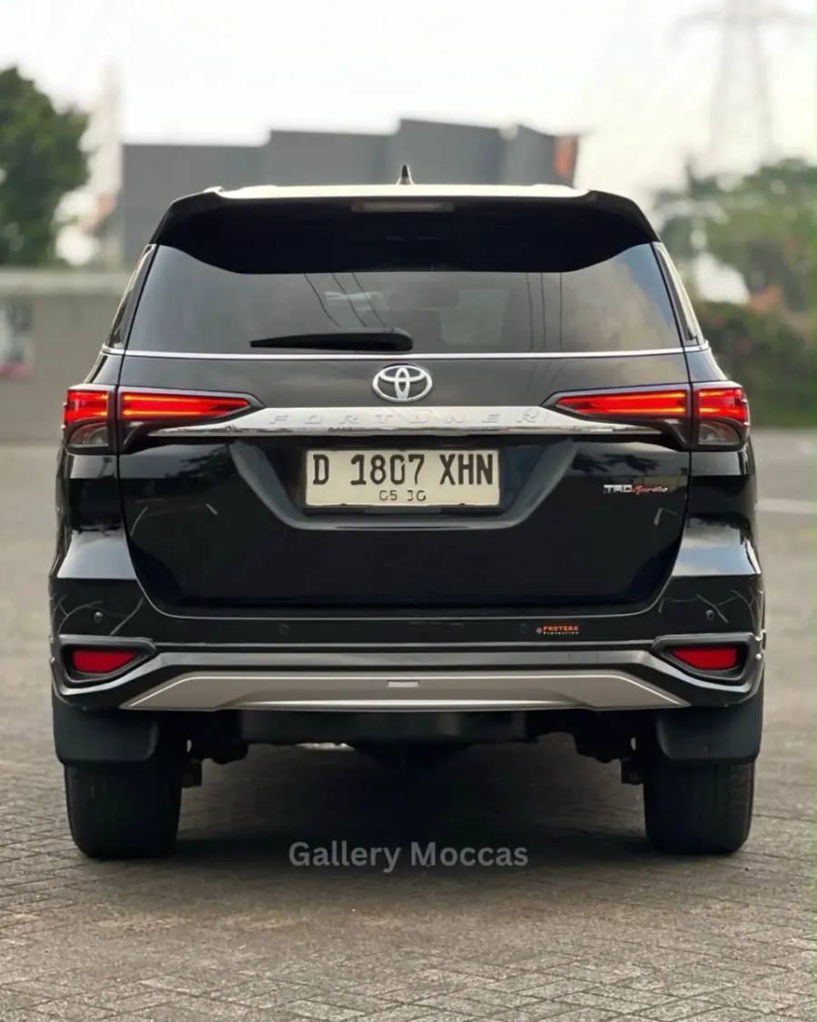 Foto Mobil Bekas Tampak Belakang Toyota Fortuner 2.4 4X2 VRZ tahun 2019