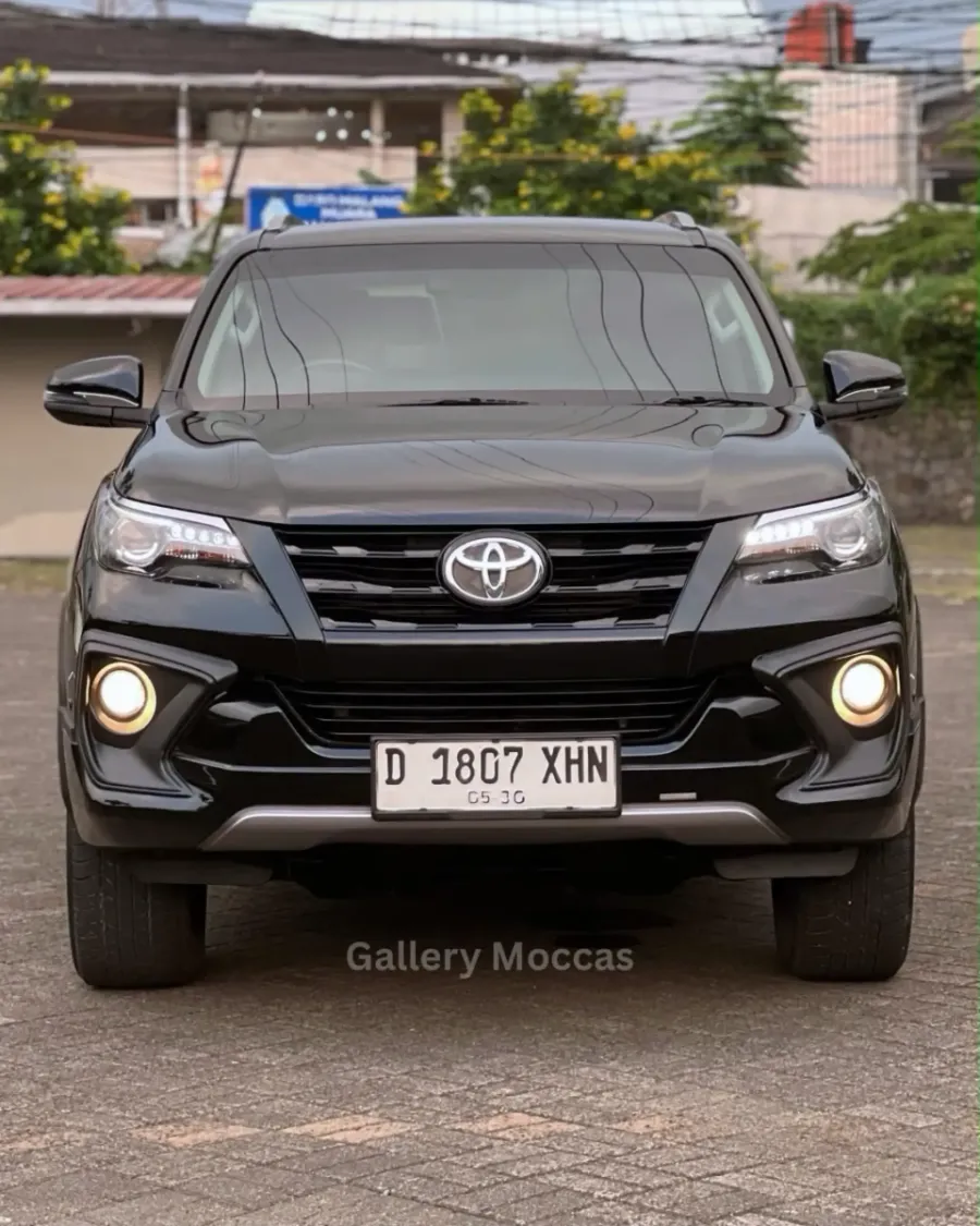 Foto Mobil Bekas Tampak Depan Toyota Fortuner 2.4 4X2 VRZ tahun 2019