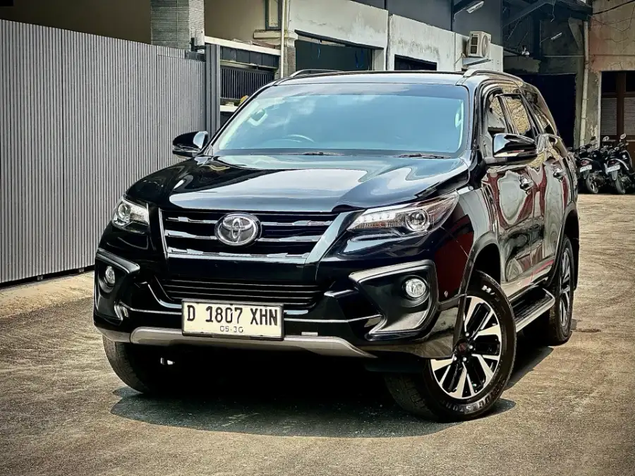 Foto Mobil Bekas Tampak Samping Toyota Fortuner 2.4 4X2 VRZ tahun 2019