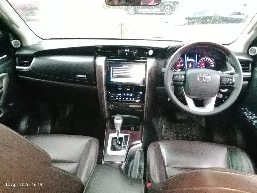 Foto Mobil Bekas Dashboard Toyota Fortuner 2.4 4X2 VRZ tahun 2020