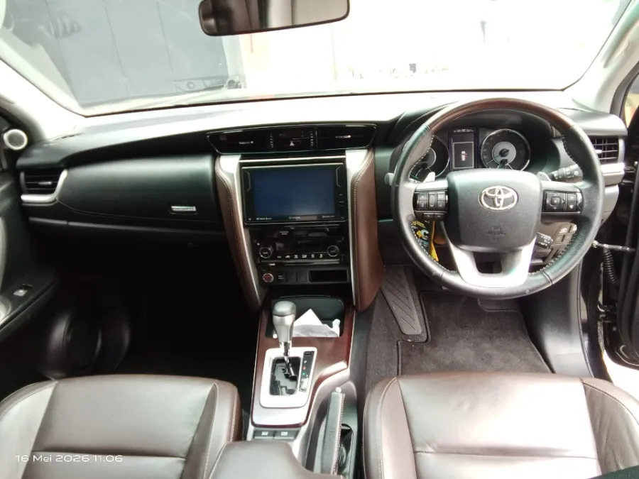 Foto Mobil Bekas Dashboard Toyota Fortuner 2.4 4X2 VRZ tahun 2020