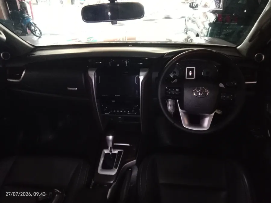 Foto Mobil Bekas Dashboard Toyota Fortuner 2.4 4X2 VRZ tahun 2020