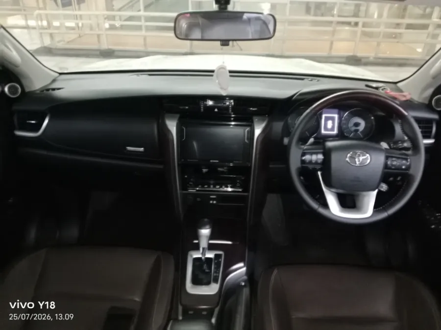 Foto Mobil Bekas Dashboard Toyota Fortuner 2.4 4X2 VRZ tahun 2020