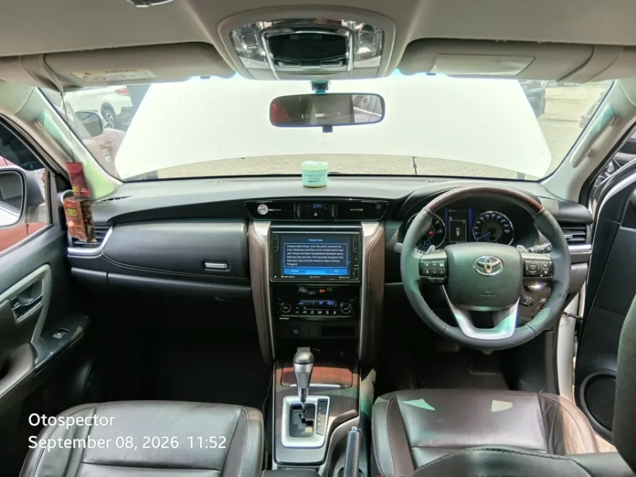 Foto Mobil Bekas Dashboard Toyota Fortuner 2.4 4X2 VRZ tahun 2020