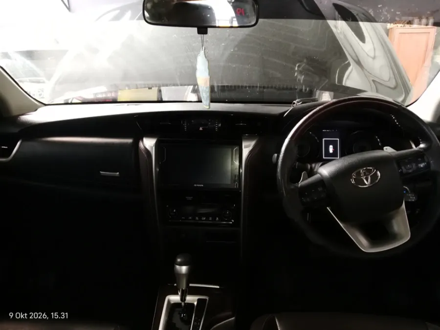 Foto Mobil Bekas Dashboard Toyota Fortuner 2.4 4X2 VRZ tahun 2020