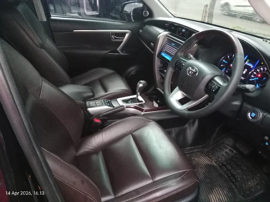 Foto Mobil Bekas Kabin Depan Toyota Fortuner 2.4 4X2 VRZ tahun 2020