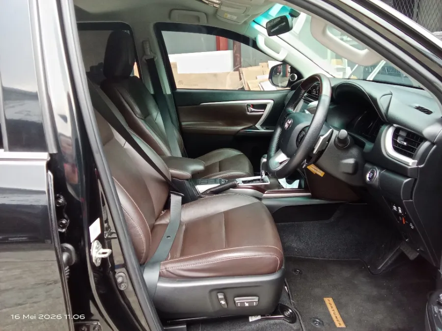 Foto Mobil Bekas Kabin Depan Toyota Fortuner 2.4 4X2 VRZ tahun 2020