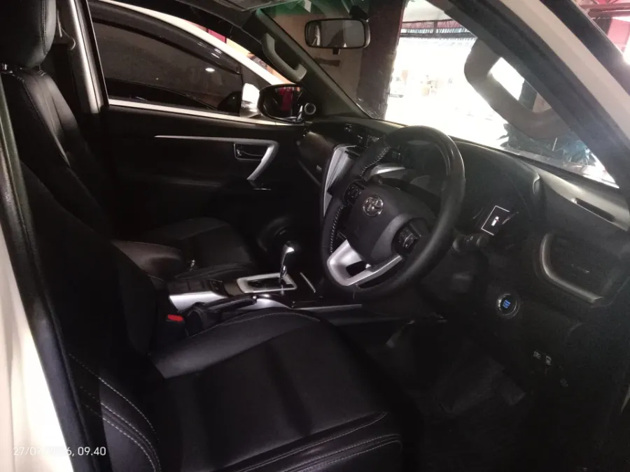 Foto Mobil Bekas Kabin Depan Toyota Fortuner 2.4 4X2 VRZ tahun 2020