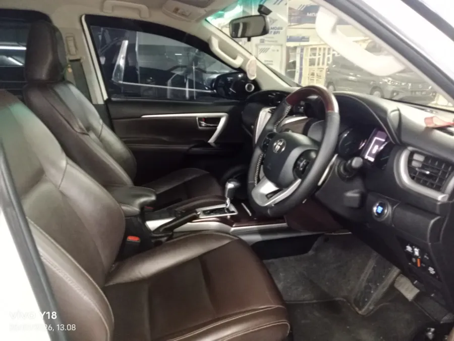 Foto Mobil Bekas Kabin Depan Toyota Fortuner 2.4 4X2 VRZ tahun 2020