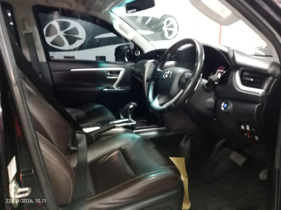 Foto Mobil Bekas Kabin Depan Toyota Fortuner 2.4 4X2 VRZ tahun 2020