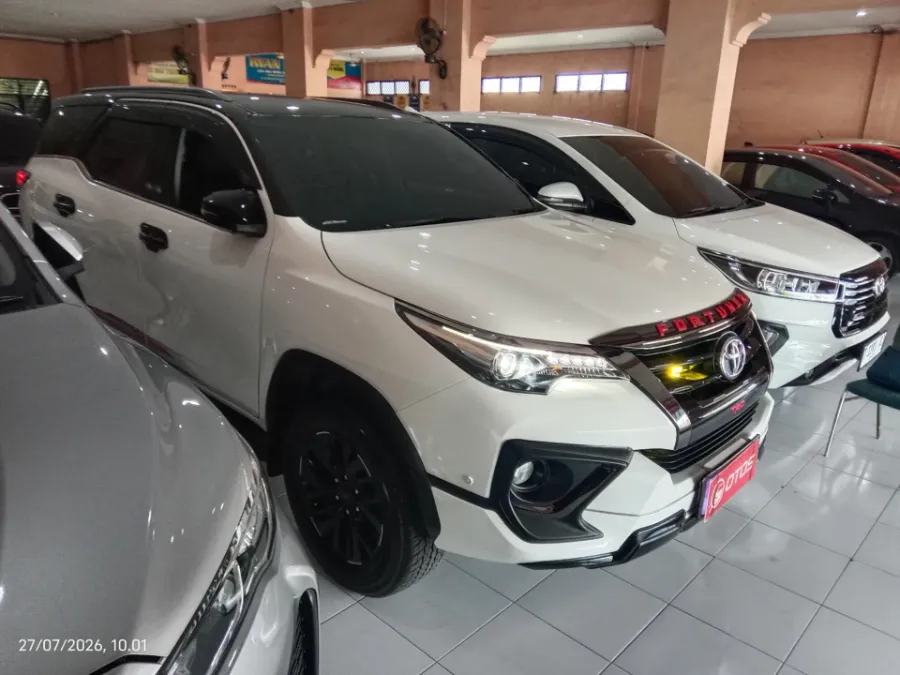 Foto Mobil Bekas Kanan Depan Toyota Fortuner 2.4 4X2 VRZ tahun 2020